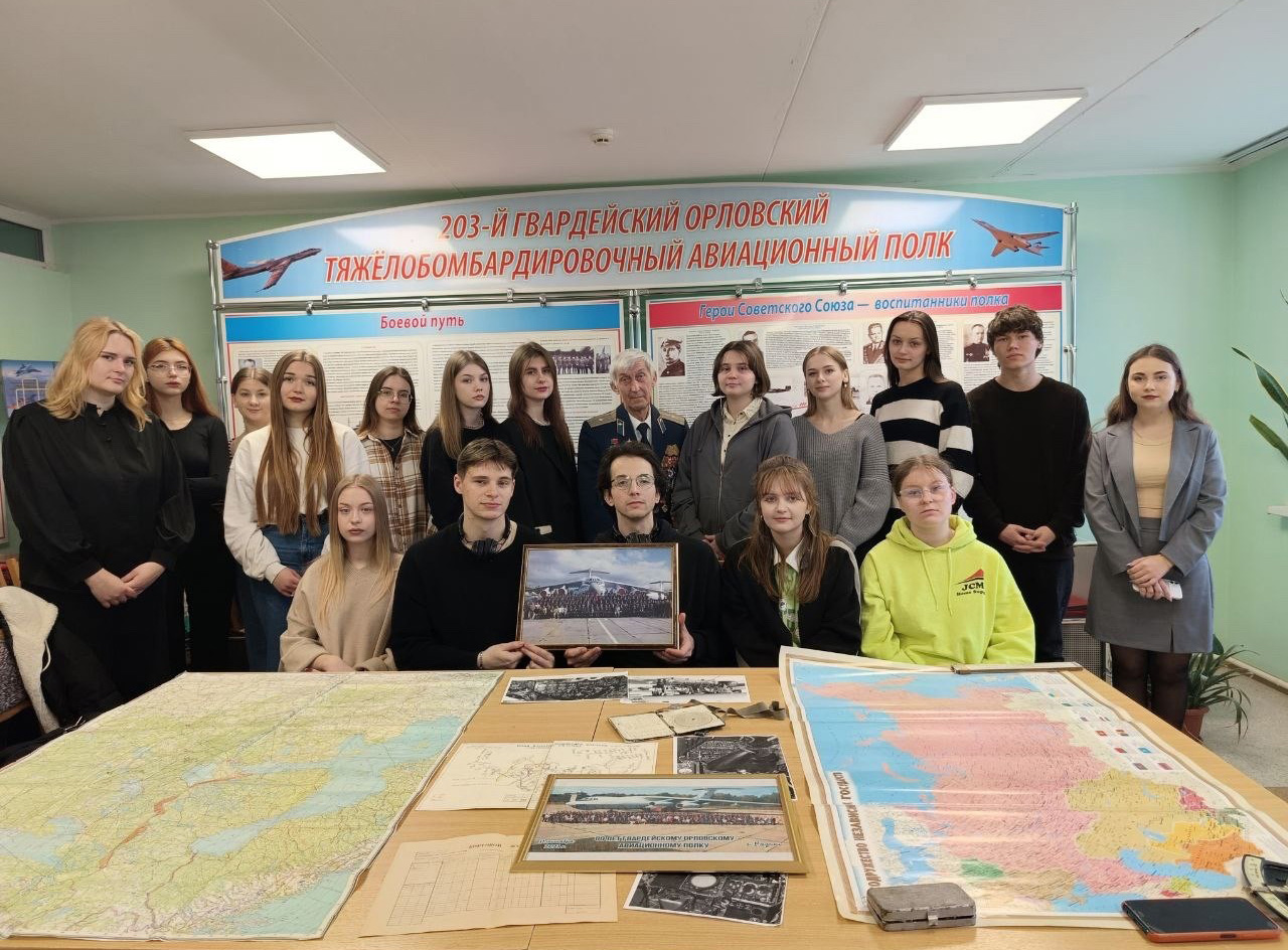 Студенты посетили уголок 203 Орловского авиационного тяжело-бомбардировочного полка