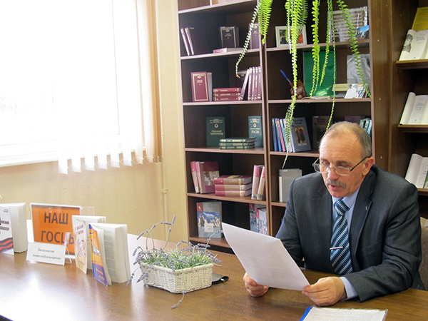 В читальном зале новых поступлений библиотеки БарГУ прошла презентация книги Анатолия Хвойницкого «Нас тонуть не учили»