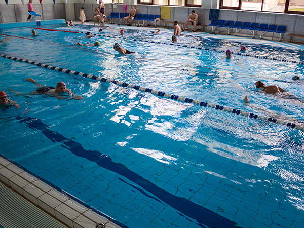 Среди работников университета прошли соревнования по плаванию