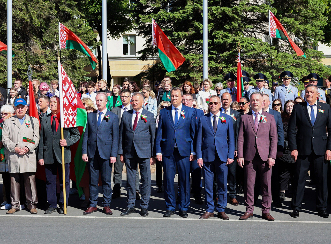 12 мая в Беларуси отмечается день трех государственных символов – флага, герба и гимна Республики Беларусь
