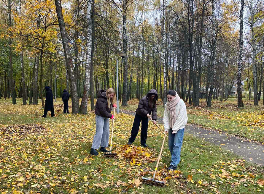 Студенты и работники БарГУ приняли участие в республиканском субботнике


