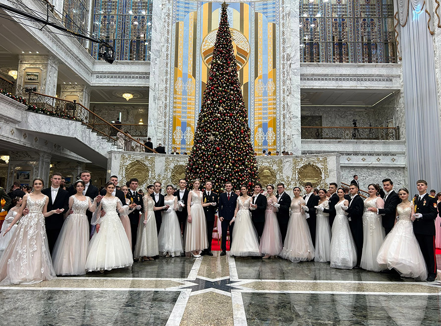 Студенты Барановичского государственного университета танцевали на новогоднем балу Во Дворце Независимости