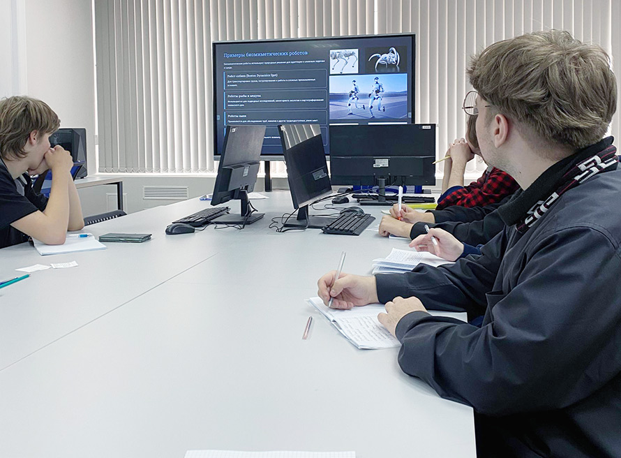 Студенты инженерного факультета БарГУ освоили программирование мобильной робототехники в центре компетенций БрГТУ