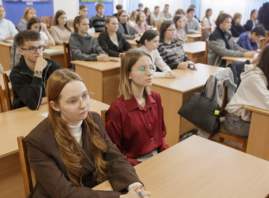 Семья — основа нравственности: в БарГУ обсудили ценность родительской любви